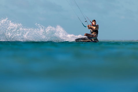 Duotone Trust Bar Quad Control Jaime SLS barre de contrôle lors du kitesurf sur une plage tropicale