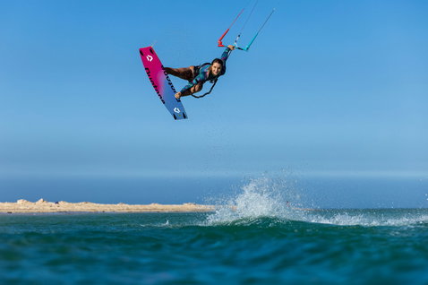 Duotone Trust Bar Quad Control Soleil SLS barre pendant le kitesurf sur une plage