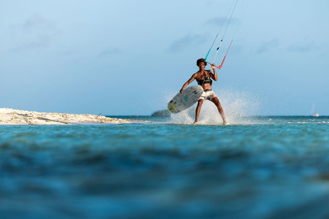 Duotone Trust Bar Quad Control D/LAB barre de contrôle lors du kitesurf en océan tropical