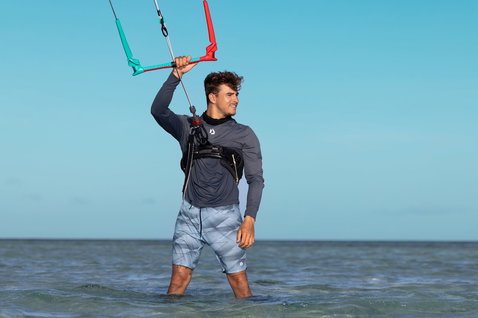 Barre de contrôle Duotone Trust Bar Quad Control lors du kitesurf dans des eaux peu profondes