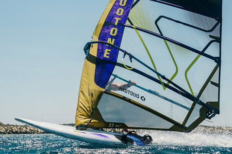 Duotone Falcon_Fin D/LAB planche de windsurf pendant la planche à voile sur une côte avec brise-lames rocheux