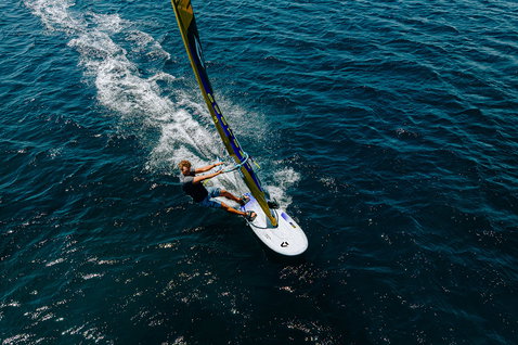 Duotone Falcon Fin D/LAB planche de windsurf lors du windsurf en océan ouvert