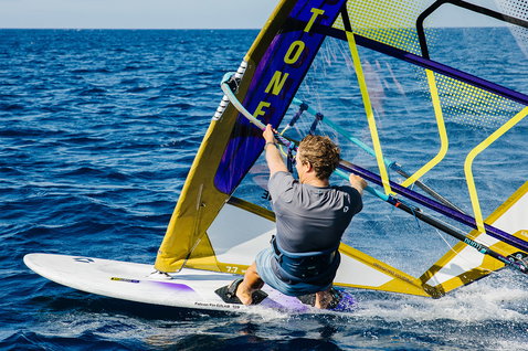 Planche de windsurf Duotone Falcon Fin D/LAB 129 litres en train de faire du windsurf en mer ouverte