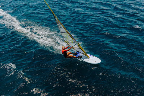 Duotone Falcon Fin D/LAB planche de windsurf lors du windsurf en océan ouvert
