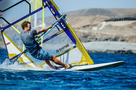 Planche de windsurf Duotone Falcon Fin D/LAB en action lors de windsurf sur une côte rocheuse