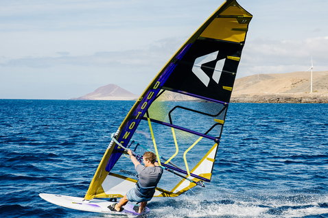 Duotone Warp Fin voile de course 7,7 m lors du windsurf sur l'océan près d'une île côtière