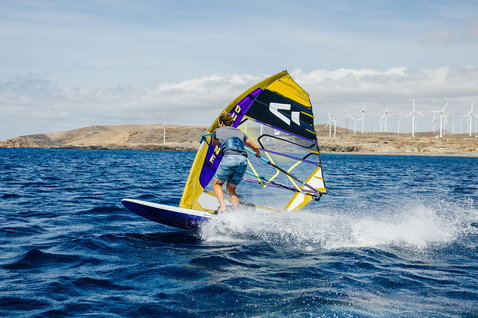 Duotone Warp Fin voile de course pendant le windsurf en océan ouvert