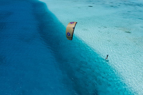 Duotone Neo SLS LEI Kite beim Kitesurfen in einer tropischen Ozeanlagune