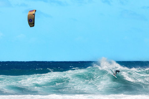 Duotone Neo SLS LEI Kite beim Wellenreiten am Ozeanstrand