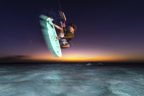 Duotone Neo SLS LEI Kite beim Kitesurfen am Strand