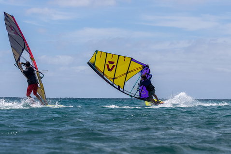 Duotone Duke SLS Wellenreitsegel beim Freeride auf dem Meer