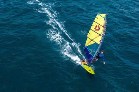Duotone Duke SLS Wellenreitsegel beim Windsurfen auf dem offenen Ozean