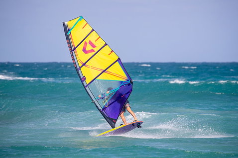 Duotone Duke SLS Wellenwindsurfsegel beim Wellenreiten am Ozean mit Wellen