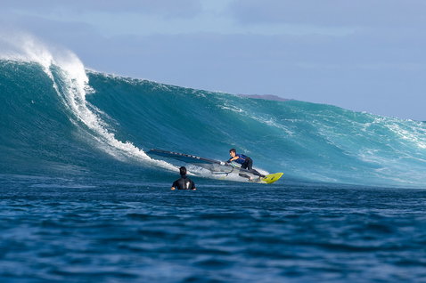 Duotone Grip [Quad] D/LAB windsurf board during wave riding at open ocean large wave break