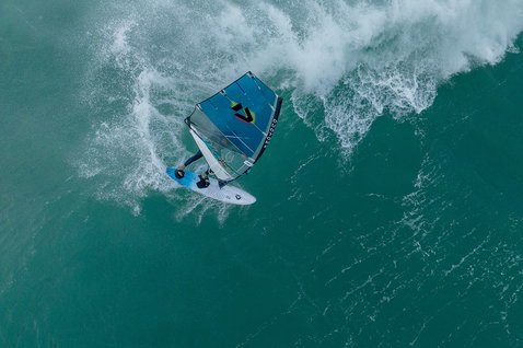 Duotone Grip [Quad] D/LAB windsurf board during wave riding in the ocean