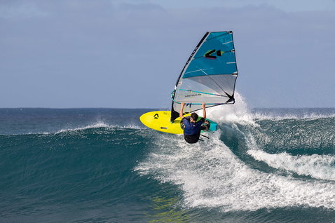 Duotone Grip [Tri] D/LAB Customized planche de windsurf lors de surf de vagues sur un spot de vagues océaniques