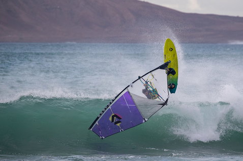 Planche de windsurf Duotone Grip D/LAB en surf de vagues sur la plage de l'océan