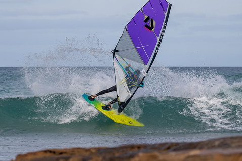 Duotone Windsurfing Grip [Tri] D/LAB planche de windsurf en train de rider des vagues sur l'océan