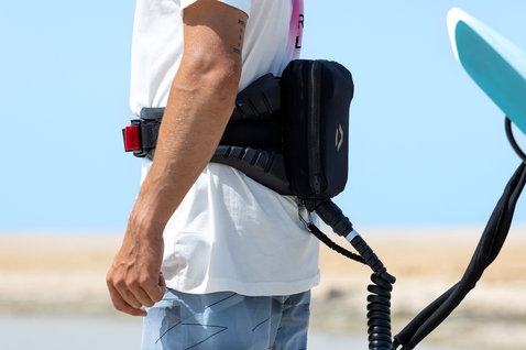 Duotone eHarness cintura harness con batteria durante il foiling in spiaggia in nero