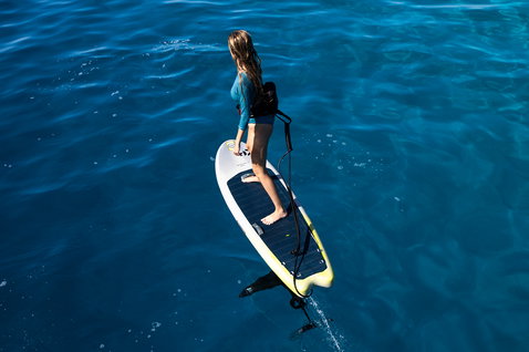 Duotone eHarness Foil Assist imbracatura vita durante il foiling sull'oceano vista aerea