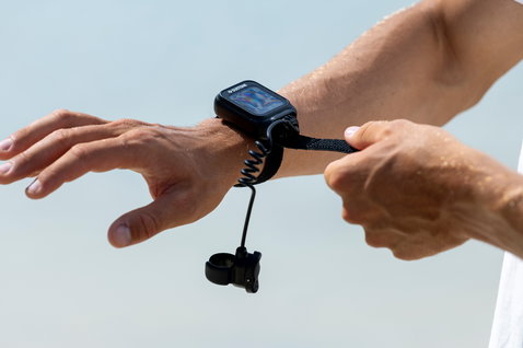 Duotone Watch Ring Set telecomando Foil Assist indossato al polso durante il foiling all'aperto