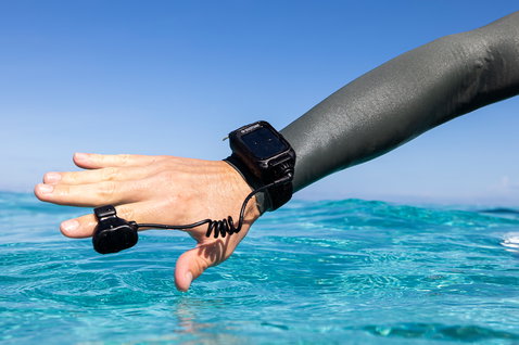 Duotone Watch Ring Remote Set durante il wing foiling sull'oceano turchese