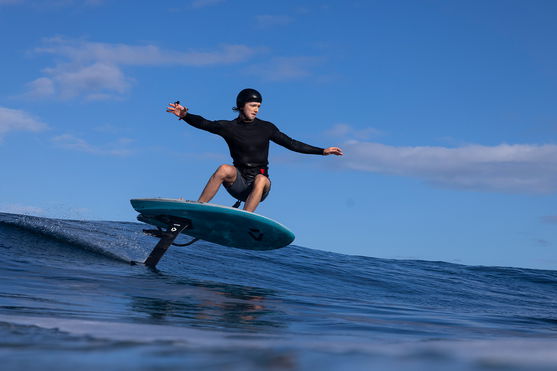 Duotone_Foiling_&_Electric_eRemote-Watch-Ring-Set_Action-Shots_3