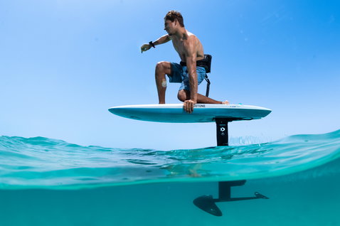 Duotone Foil Cruise Set AL Midfish Hydrofoil beim Foilen im tropischen Ozean