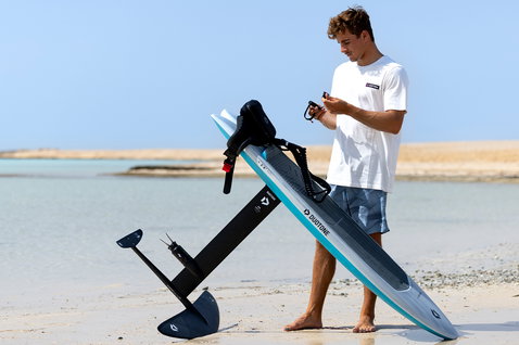 Duotone Foil Cruise Set AL Elektro-Foilmast Freeride am Strand mit Boardaufbau