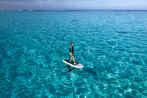 Duotone Foil Cruise Set AL Foilboard beim Foilen in einer tropischen Lagune mit türkisfarbenem Wasser