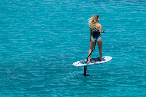 Duotone Foil Cruise Set AL Foilboard beim Freeriden auf türkisblauem Ozean