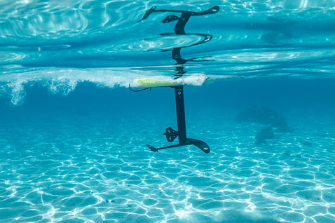 Duotone Foil Cruise Set AL Freeride-Foilset beim Foilen unter Wasser im tropischen Ozean