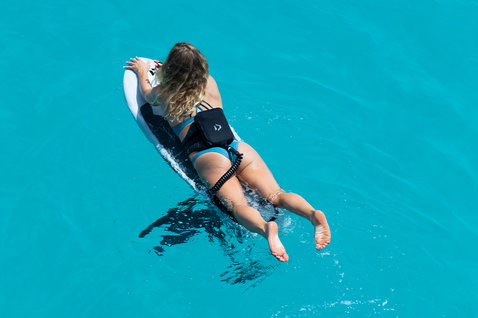 Duotone Foil Cruise Set AL Foilboard beim Prone Foilen auf türkisblauem Meer im Sommer