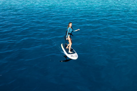 Duotone Foil Assist Cruise eMast AL set durante foiling sull'oceano in acque blu profonde
