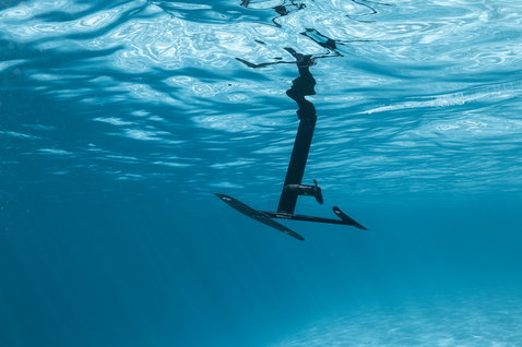 Duotone Foil Assist Cruise eMast AL 80 cm durante il foiling sott'acqua nell'oceano