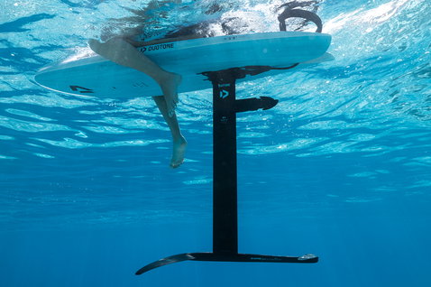 Duotone Foil Assist eMast AL 84 cm albero foil elettrico durante prone foiling in oceano, vista subacquea