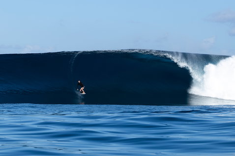 Duotone Foil Assist Set D/LAB Midfish Foilboard beim Prone Surfen auf einer großen Welle im Ozean