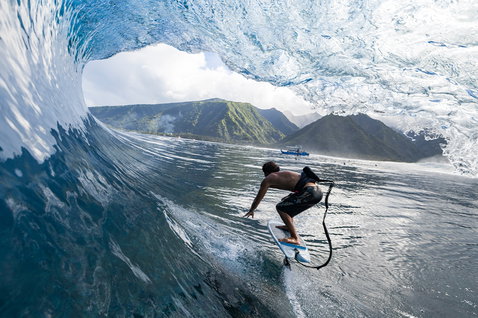 Tavola foil Duotone eMast Assist D/LAB durante il prone foiling in un'onda tropicale