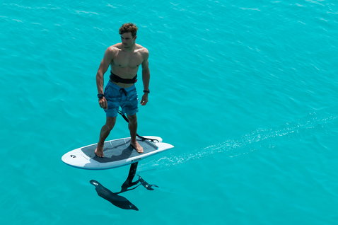 Duotone Midfish foilboard lors d'une session de foiling sur l'océan tropical turquoise