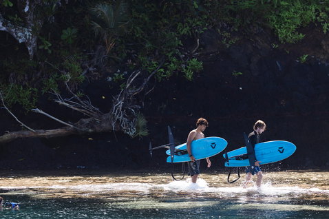 Duotone Midfish foilboard en cyan lors d'une session de foiling dans une crique tropicale