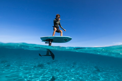 Duotone Midfish D/LAB foilboard en action lors d'une session de foiling sur océan tropical