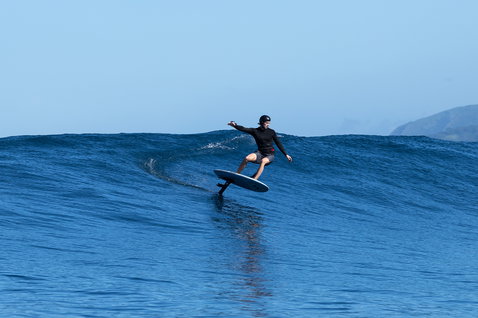Duotone Midfish D/LAB foilboard en action lors d'une session de foiling sur l'océan