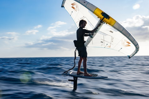 Planche de foil Duotone Midfish lors d'une session de wing foiling sur l'océan