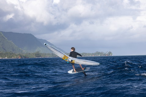 Planche de foil Duotone Midfish lors de wing foiling au-dessus de l'océan côte tropicale