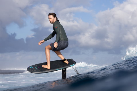 Duotone Crush SLS frontwing lors du prone foiling sur l'océan à Tahiti