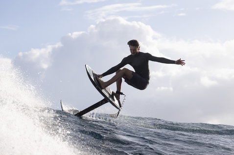 Duotone Crest D/LAB front wing en prone foiling sur l'océan