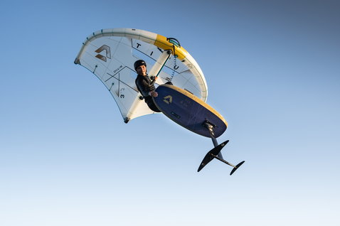 Duotone_Wing_Foiling_Unit-SLS-Concept-Blue_Action-Shots_16