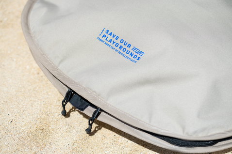 Duotone Wing Boardbag Mid-length Boardtasche in hellgrau mit Save Our Playgrounds Label und Reißverschluss-Detail