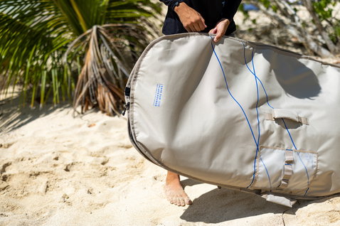 Duotone Wing Boardbag Mid-length Boardtasche in sand am Strand beim Tragen