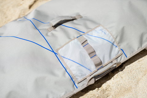 Duotone Wing Boardbag Mid-length Boardtasche in hellgrau mit blauen Details, Nahaufnahme Tasche